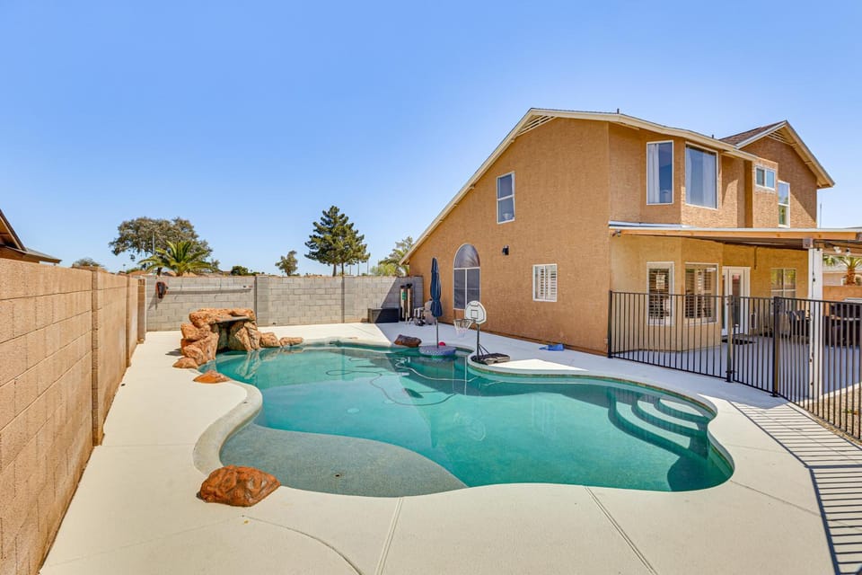 Walk to State Farm Stadium! Poolside Desert Escape House in Glendale