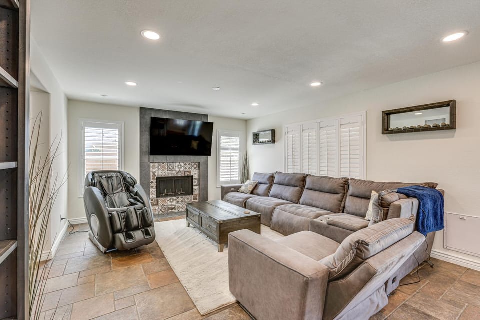 Walk to State Farm Stadium! Poolside Desert Escape House in Glendale