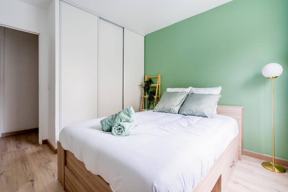 Bed, Photo of the whole room, Bedroom, towels, wardrobe