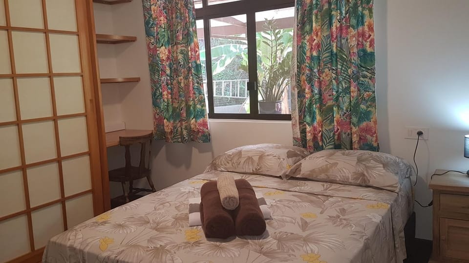 Bed, Photo of the whole room, Bedroom, storage, towels, air conditioner