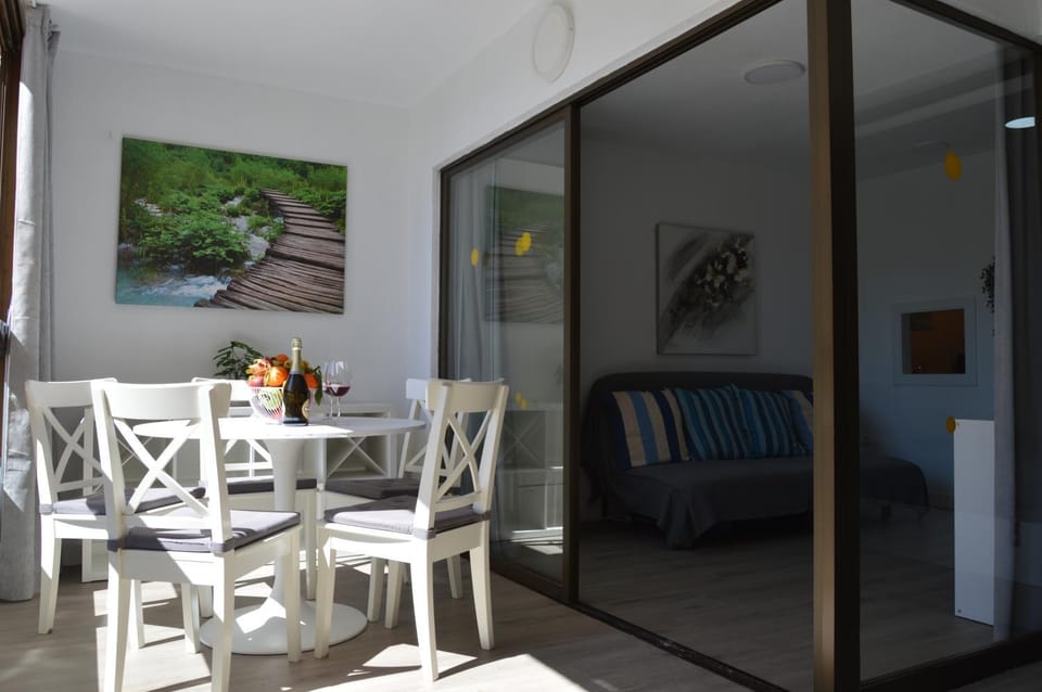 Seating area, Dining area