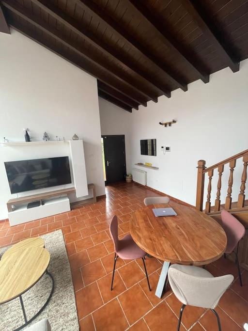 TV and multimedia, Living room, Seating area, Dining area