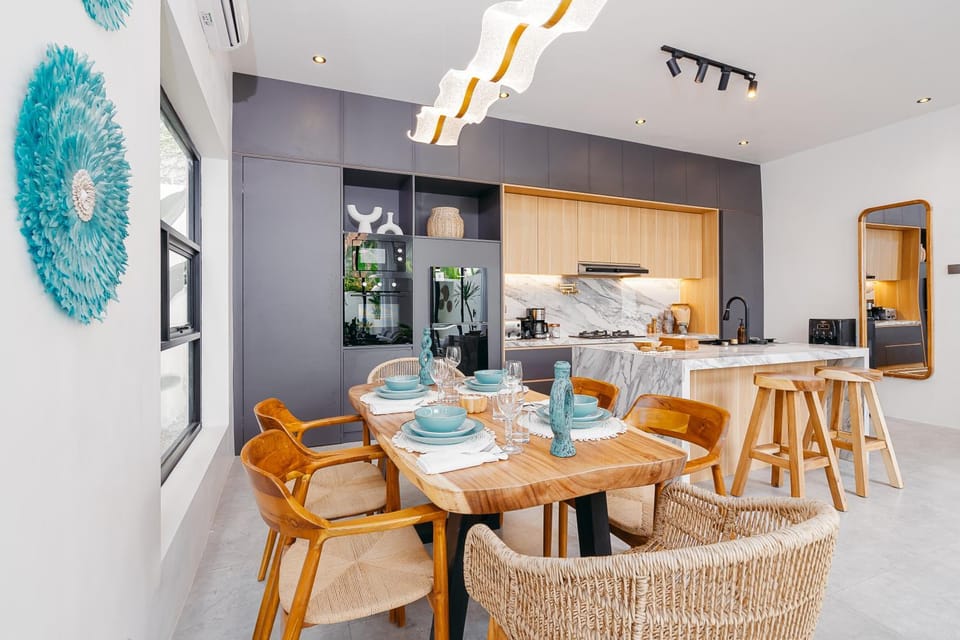 Kitchen or kitchenette, Seating area, Dining area