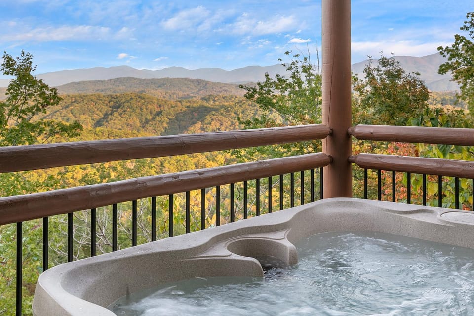 Gritz Carlton Lodge, 2 Large cabins, 2 pools, 2 theater Rooms, 2 Game Rooms, Amazing Mtn Views Cabin in Sevier County