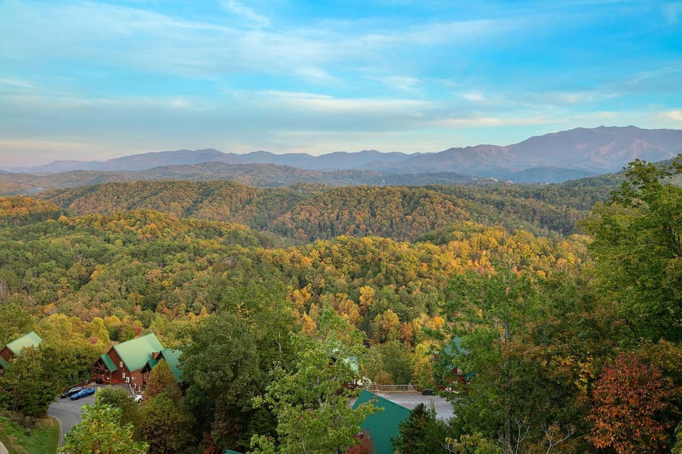 Gritz Carlton Lodge, 2 Large cabins, 2 pools, 2 theater Rooms, 2 Game Rooms, Amazing Mtn Views Cabin in Sevier County