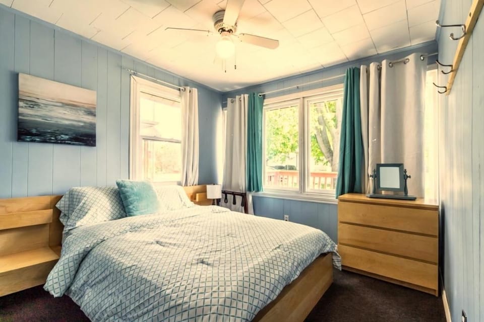 Kosecki Kottage - hot tub, sundeck, firepit & more House in Lake Erie