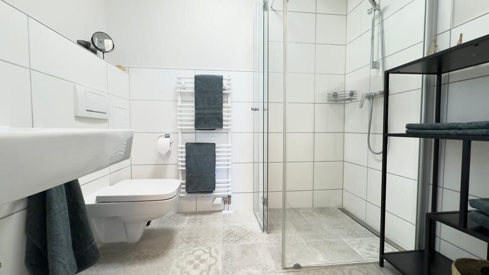 Shower, Toilet, Bathroom, Decorative detail, furniture, internet, towels