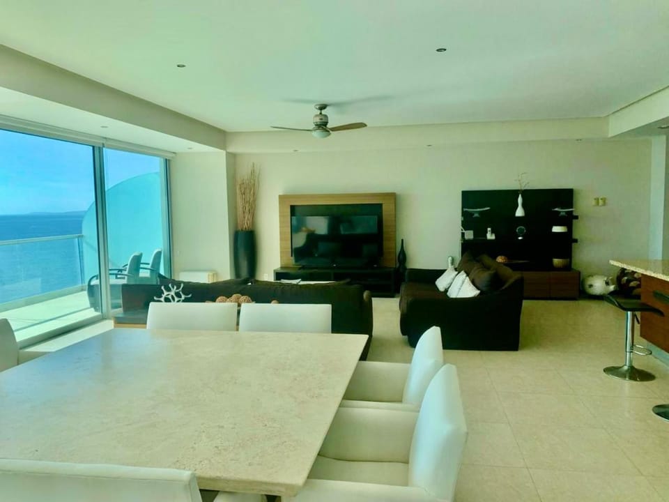 Communal lounge/ TV room, TV and multimedia, Living room, Dining area, fireplace