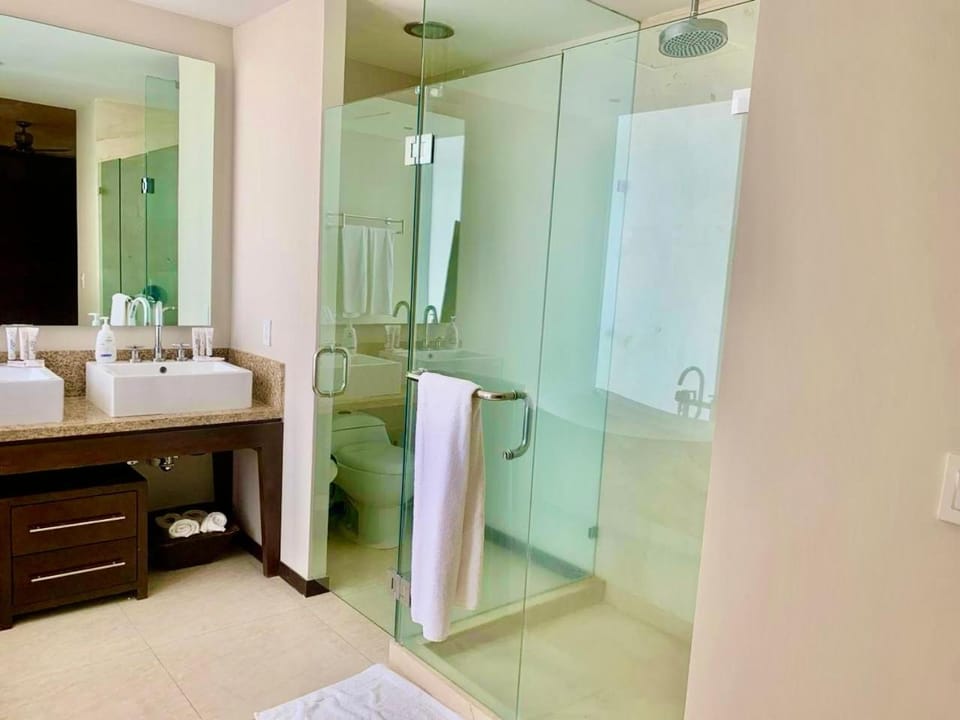 Shower, Toilet, Bathroom, towels