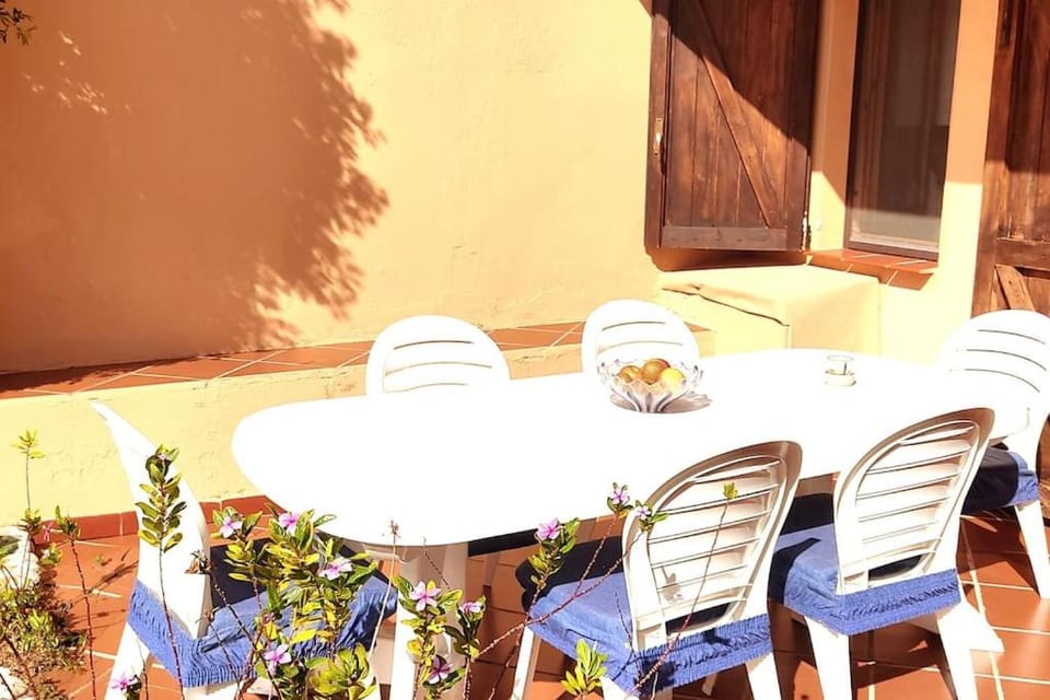 Patio, Day, Dining area