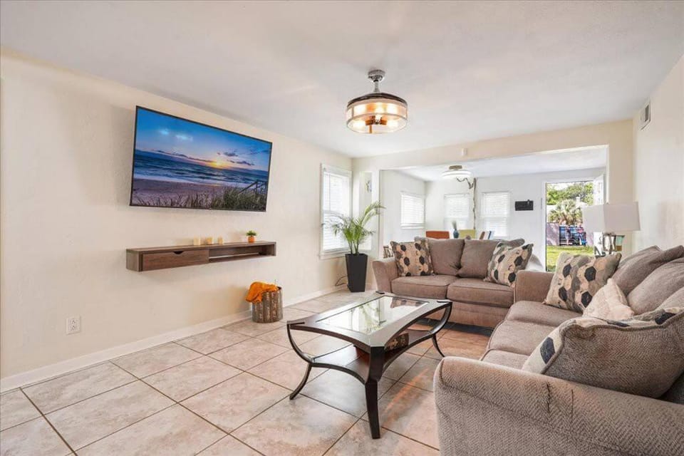 5 minutes walk to beach 4BR/2baths House in Florida