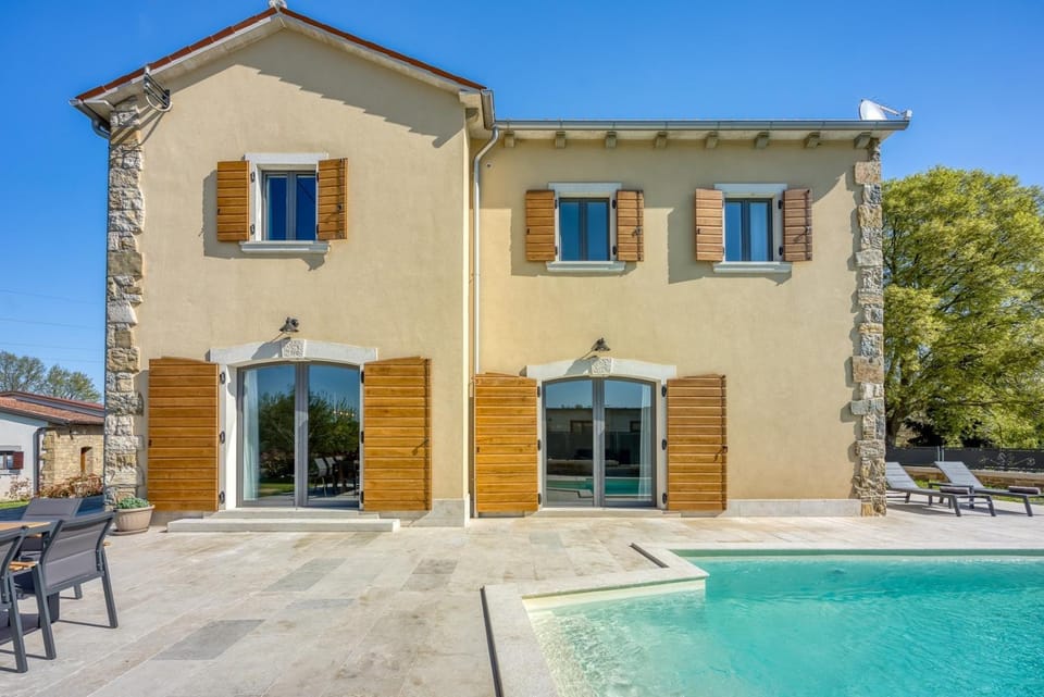 Property building, Garden, Swimming pool