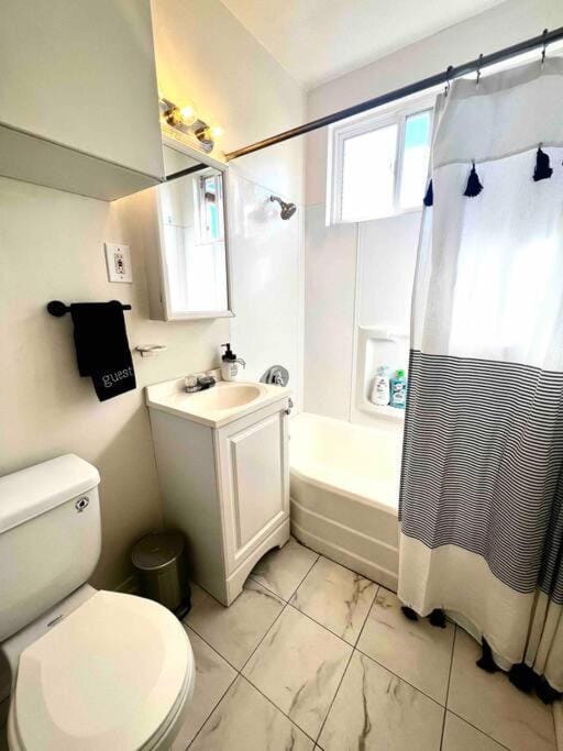 Minimalist 1 bed by Airport & Old Town Apartment in Point Loma
