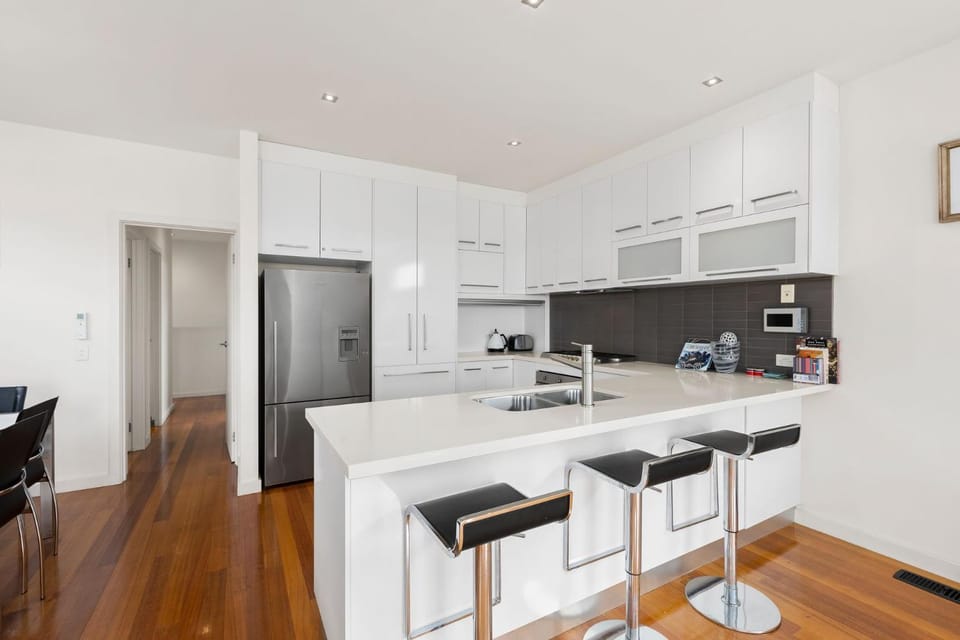 Kitchen or kitchenette, dishwasher, stove