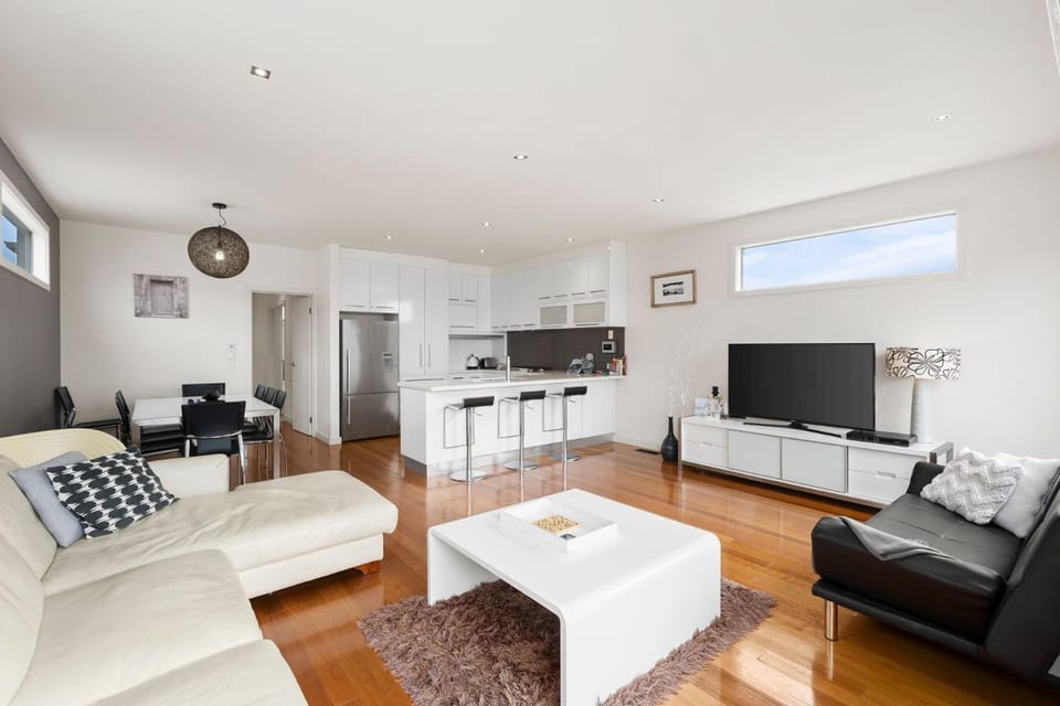 TV and multimedia, Kitchen or kitchenette, Living room, Seating area