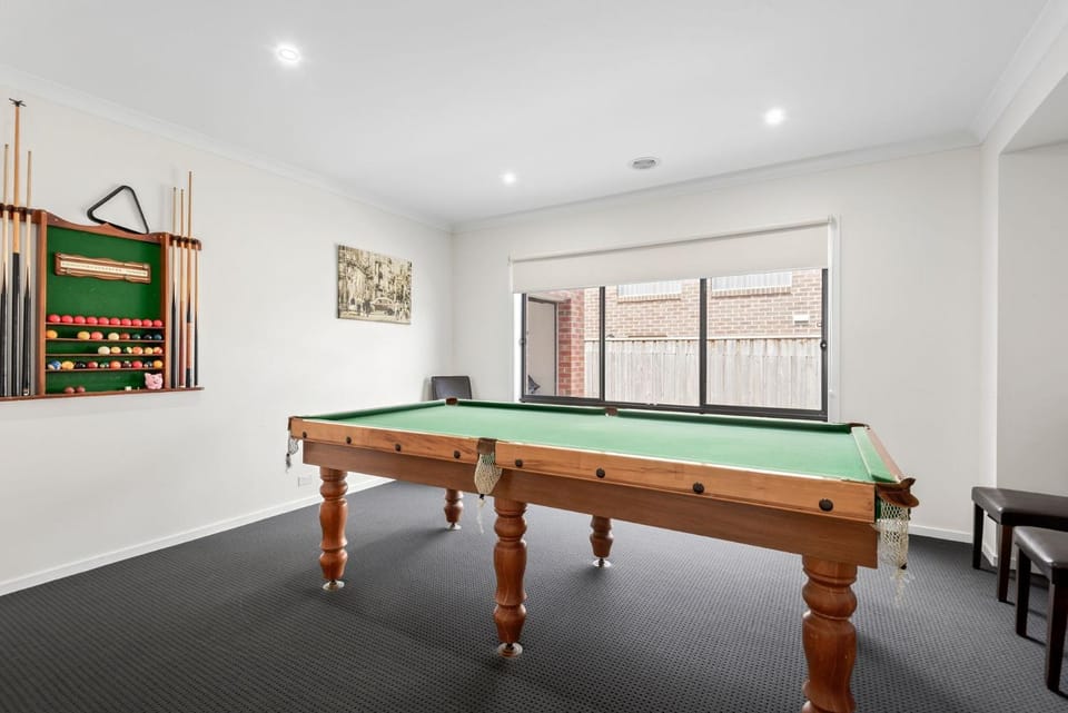 Billiard, Game Room