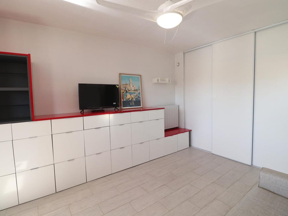 Superbe 2 pièces à Sète avec parking privé - FR-1-472-196 Apartment in Occitanie