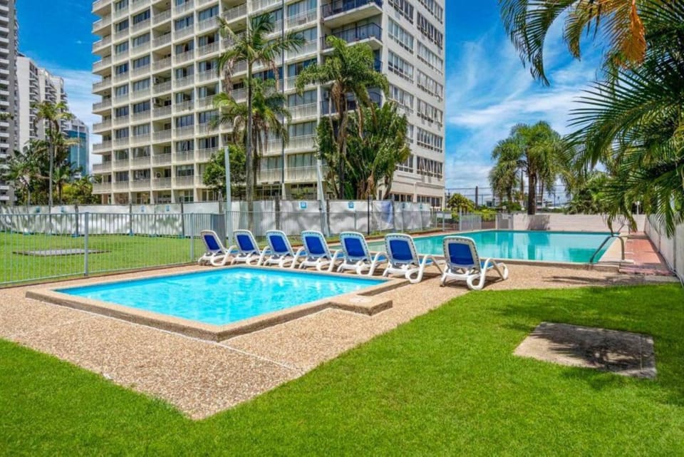 Day, Natural landscape, Garden, Garden view, Swimming pool, sunbed