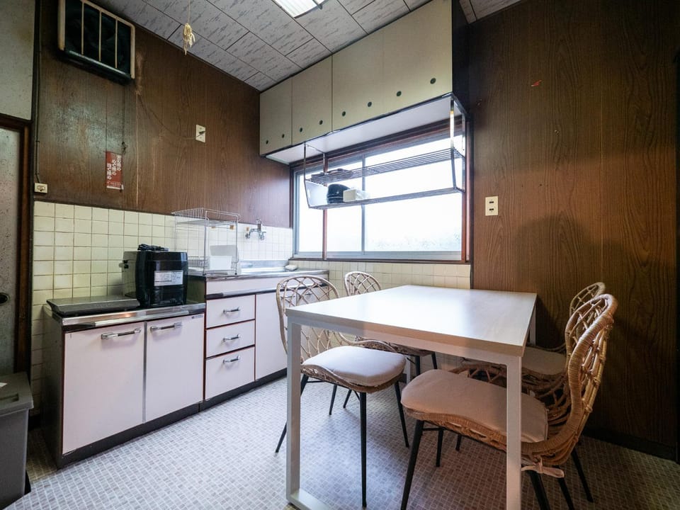 Kitchen or kitchenette, Dining area, stove
