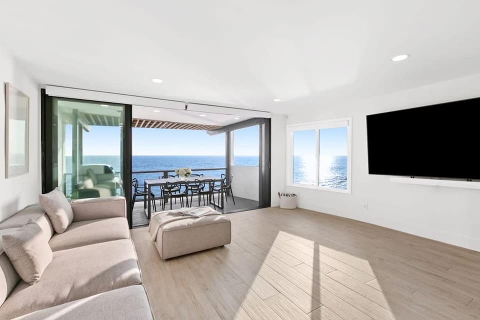 Natural landscape, TV and multimedia, Living room, Seating area, Dining area, Sea view