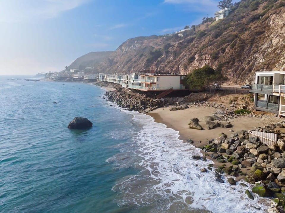 Property building, Nearby landmark, Day, Natural landscape, Beach, Mountain view, Sea view, Sports