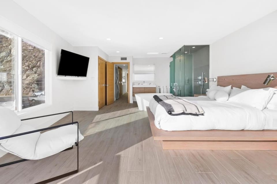 Shower, Bed, Bathroom, TV and multimedia, Photo of the whole room, Seating area, Bedroom, Bath, towels, towels, wardrobe
