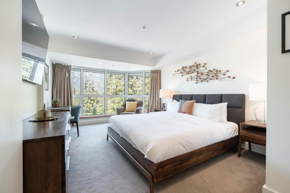 Bed, TV and multimedia, Bedroom