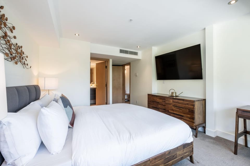 Bed, TV and multimedia, Bedroom