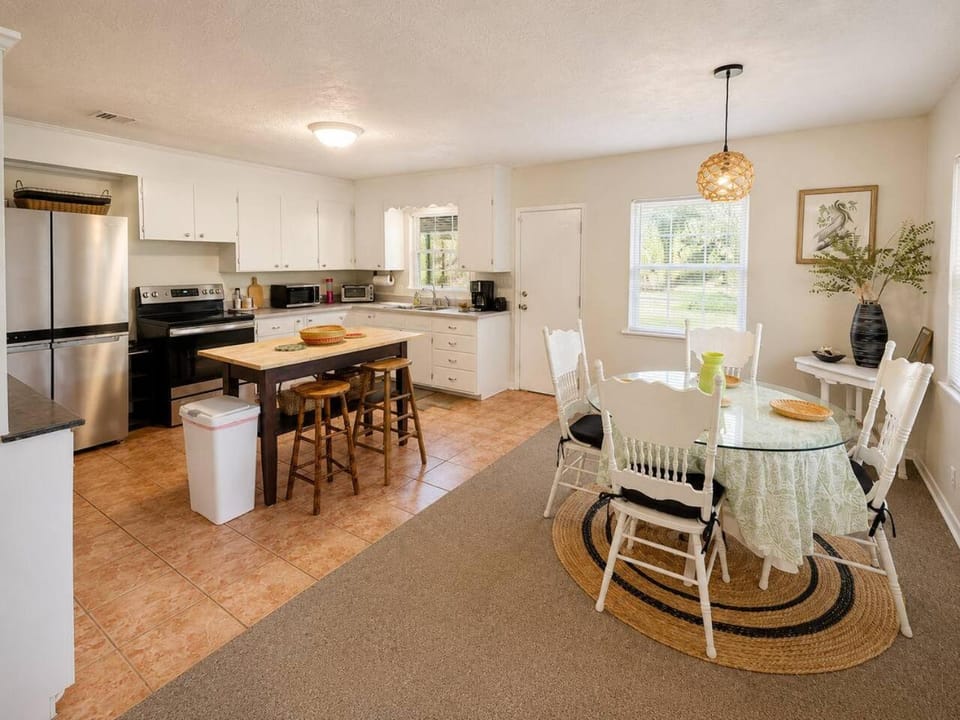 Kitchen or kitchenette, Seating area, Dining area