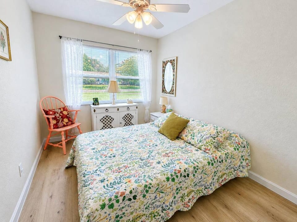 Bed, Photo of the whole room, Decorative detail, Seating area, Bedroom