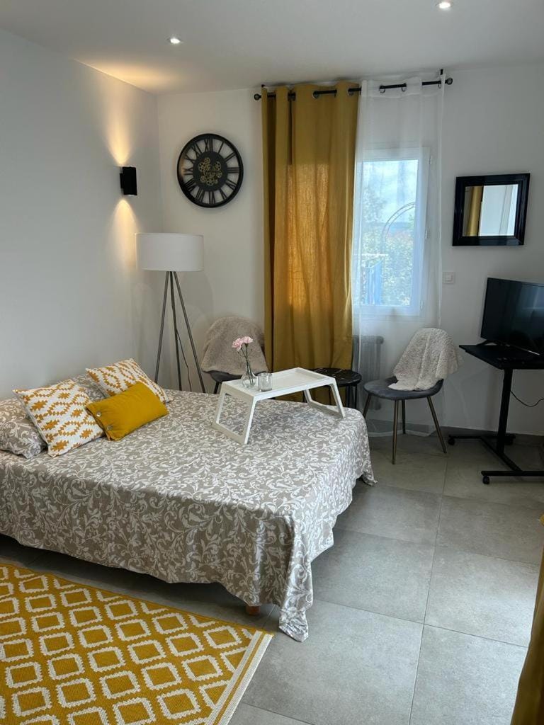 Bed, TV and multimedia, Photo of the whole room