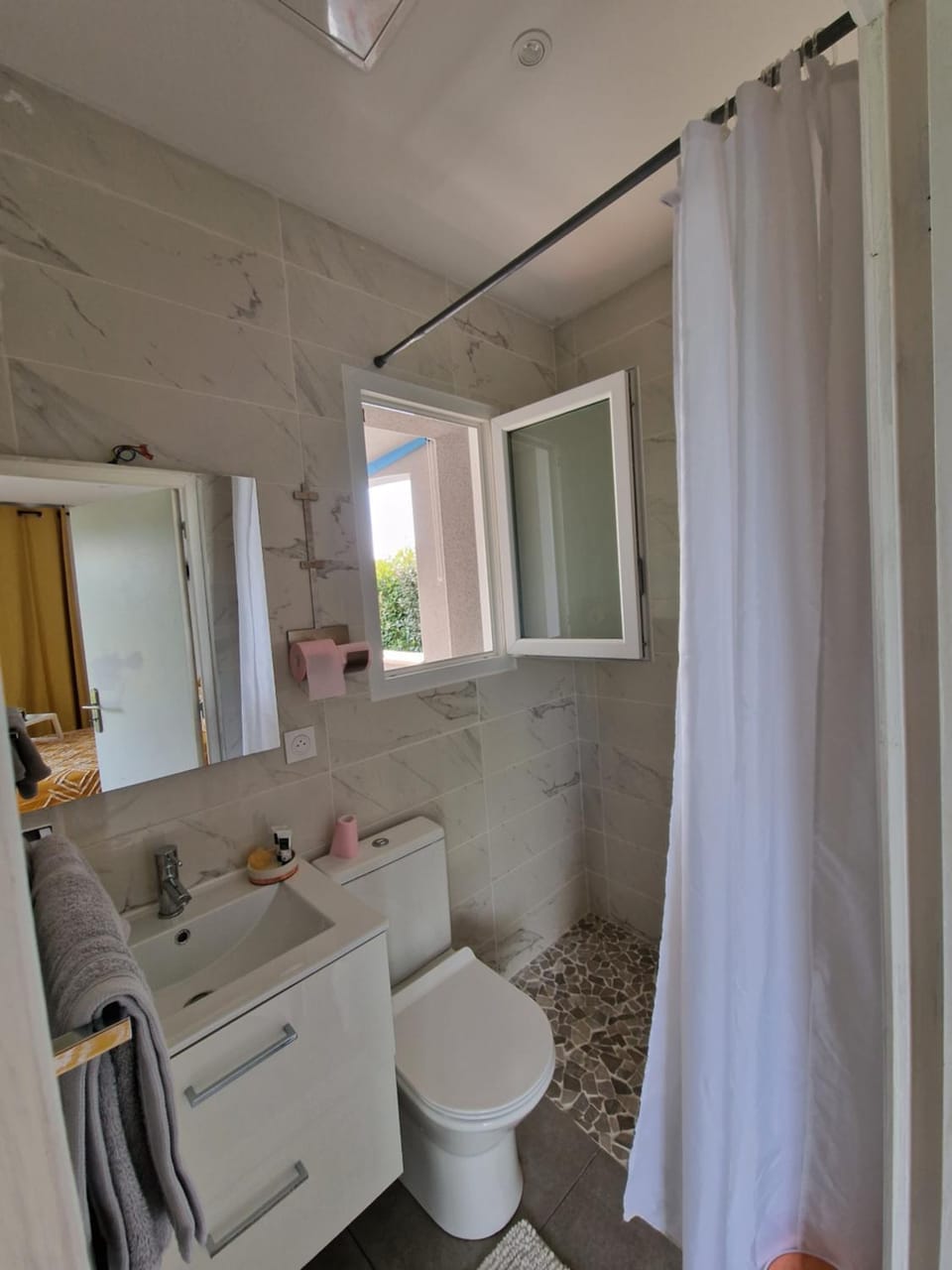 Shower, Toilet, Bathroom, towels