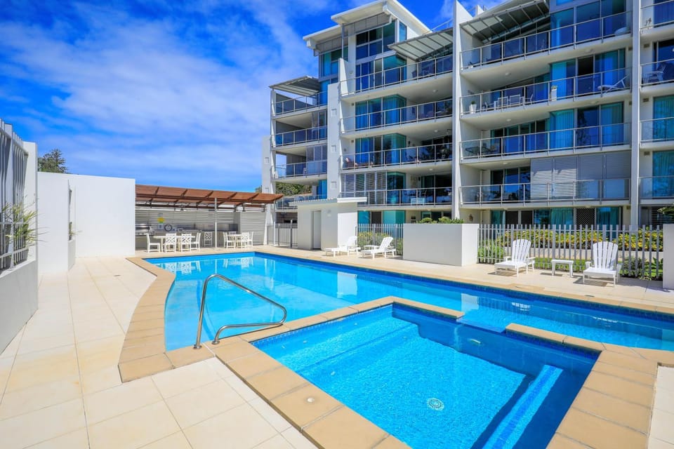 Day, Pool view, Swimming pool, sunbed