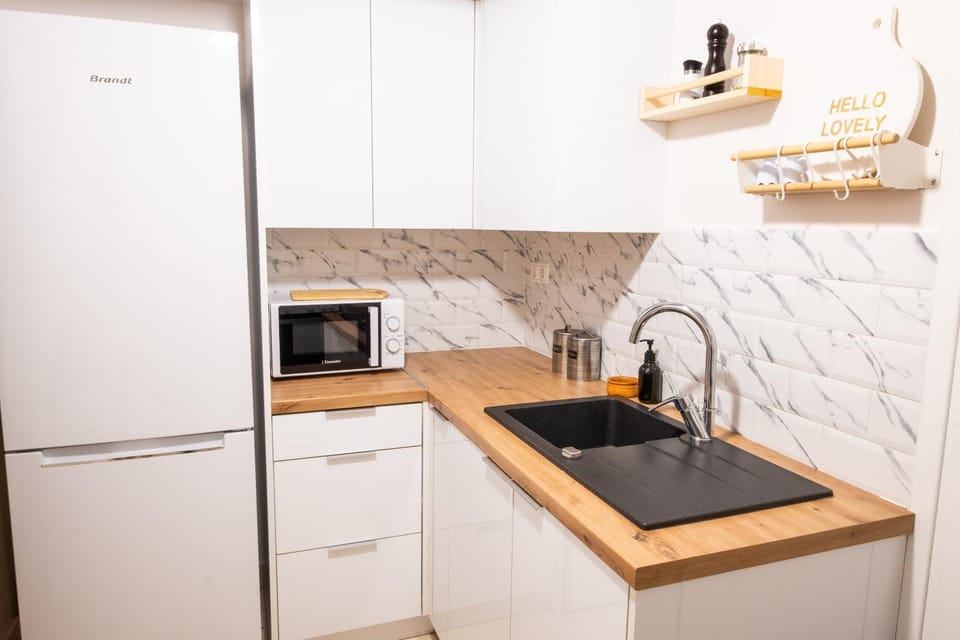 Kitchen or kitchenette, microwave, kitchen