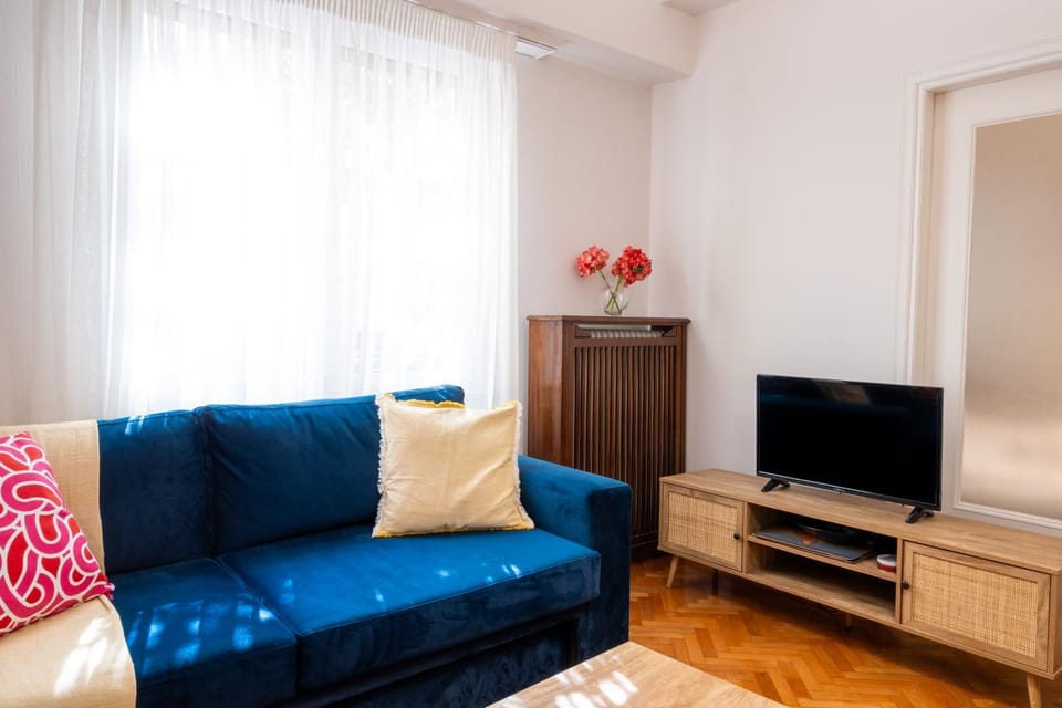 Communal lounge/ TV room, TV and multimedia, Living room, Seating area, Evening entertainment