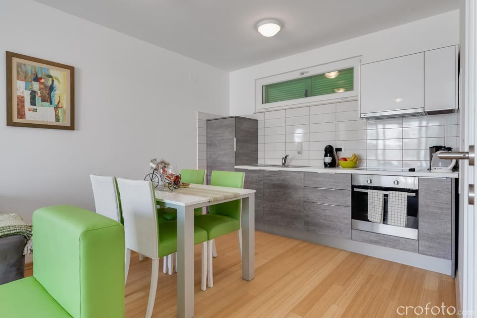 Kitchen or kitchenette, Dining area, dishwasher, pet friendly, stove, toaster