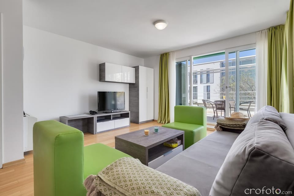 Communal lounge/ TV room, TV and multimedia, Living room, Seating area, Evening entertainment