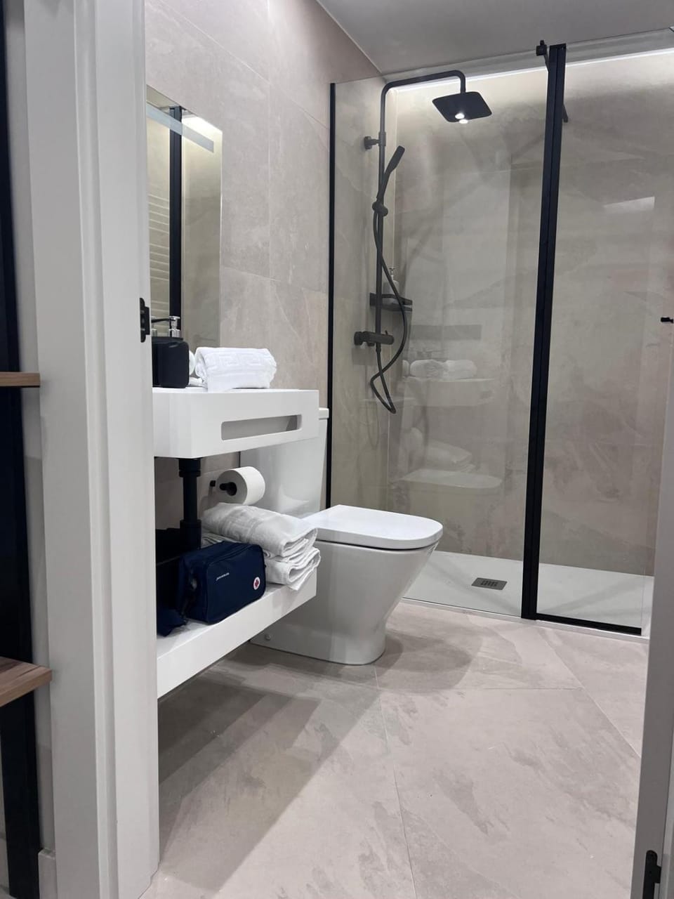Shower, Toilet, Bathroom, towels