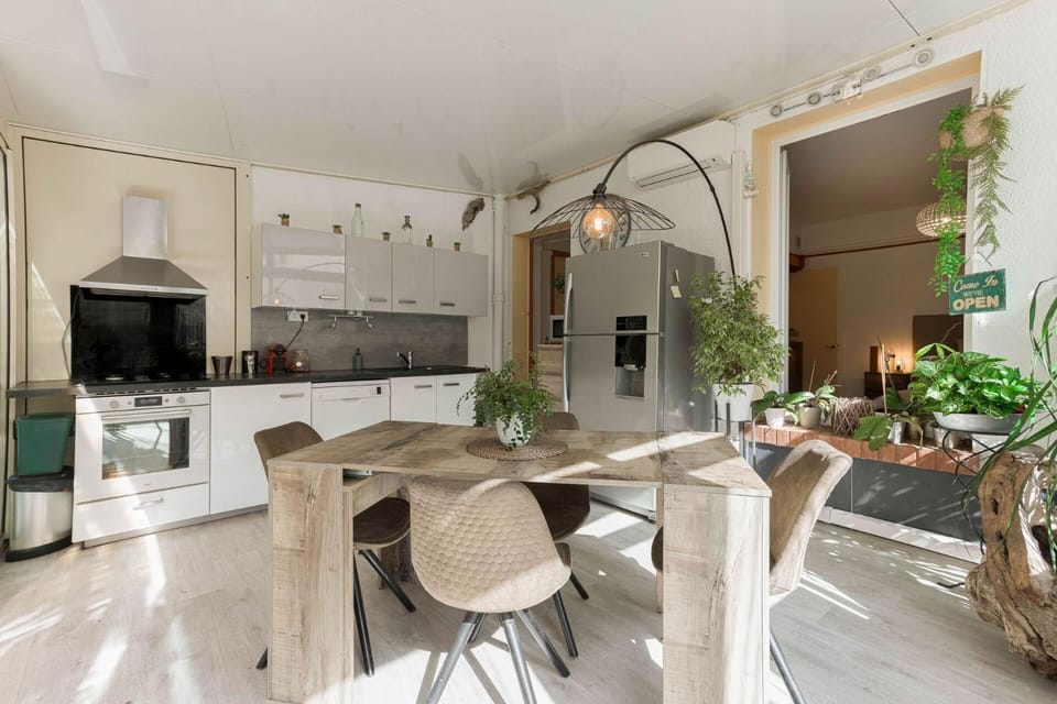 Seating area, Dining area, kitchen