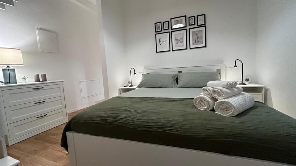 Bed, Photo of the whole room, Bedroom, towels