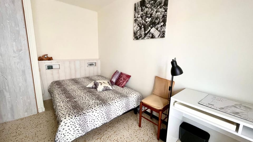 TV and multimedia, Living room, Seating area, Bedroom