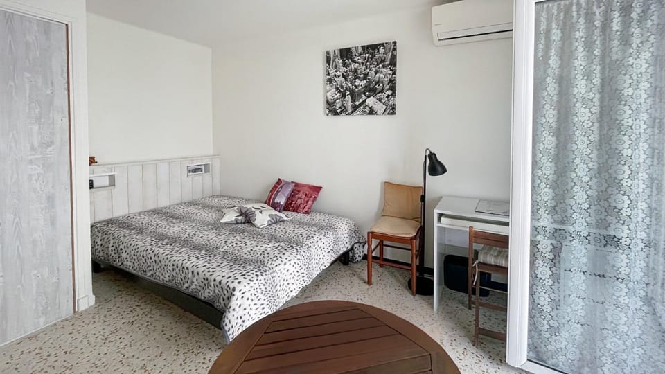 TV and multimedia, Living room, Seating area, Bedroom