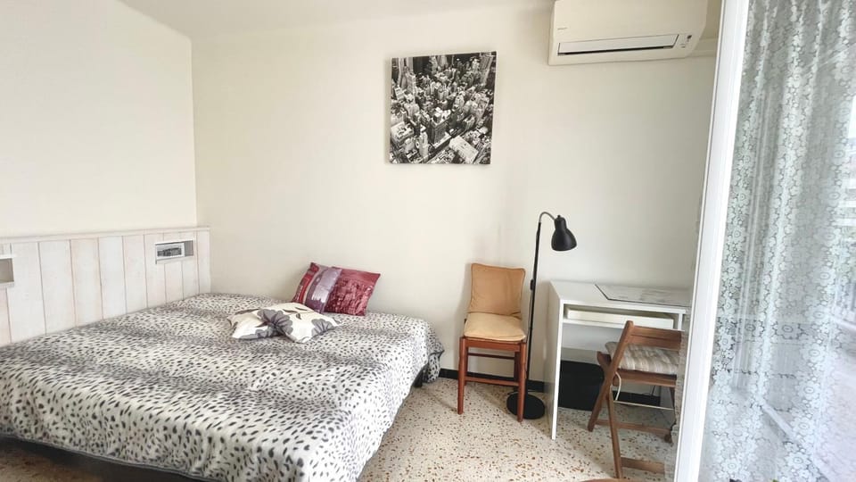 TV and multimedia, Living room, Seating area, Bedroom