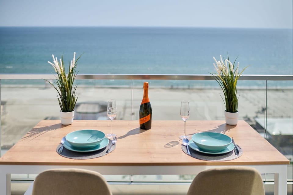 Day, Natural landscape, Balcony/Terrace, Dining area, Beach, Sea view