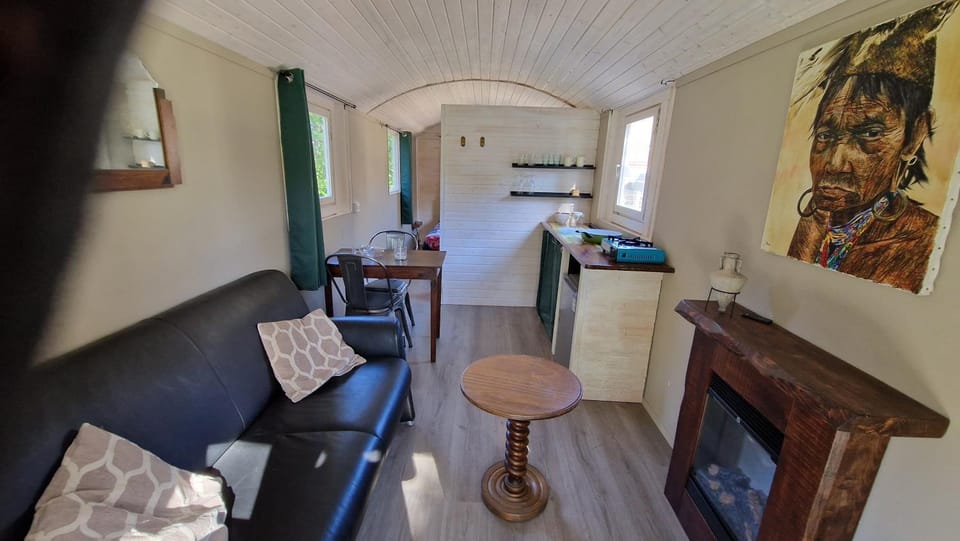 De pipowagens van het Château Luxury tent in Occitanie