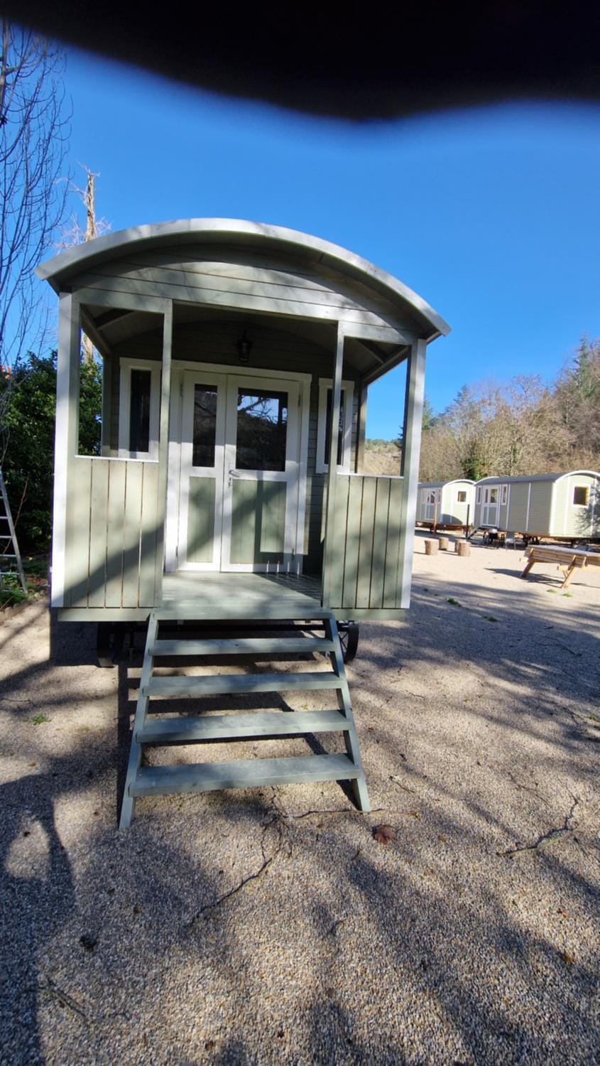 De pipowagens van het Château Luxury tent in Occitanie