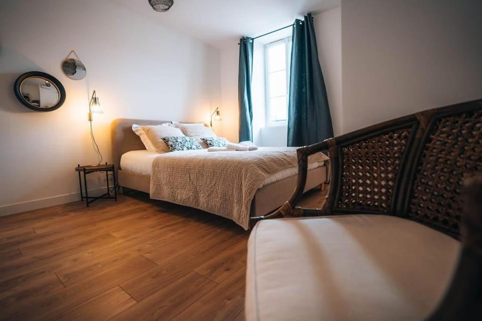 Le Berry Chic • Raffiné & Spacieux • Proche Gare Apartment in Centre-Val de Loire