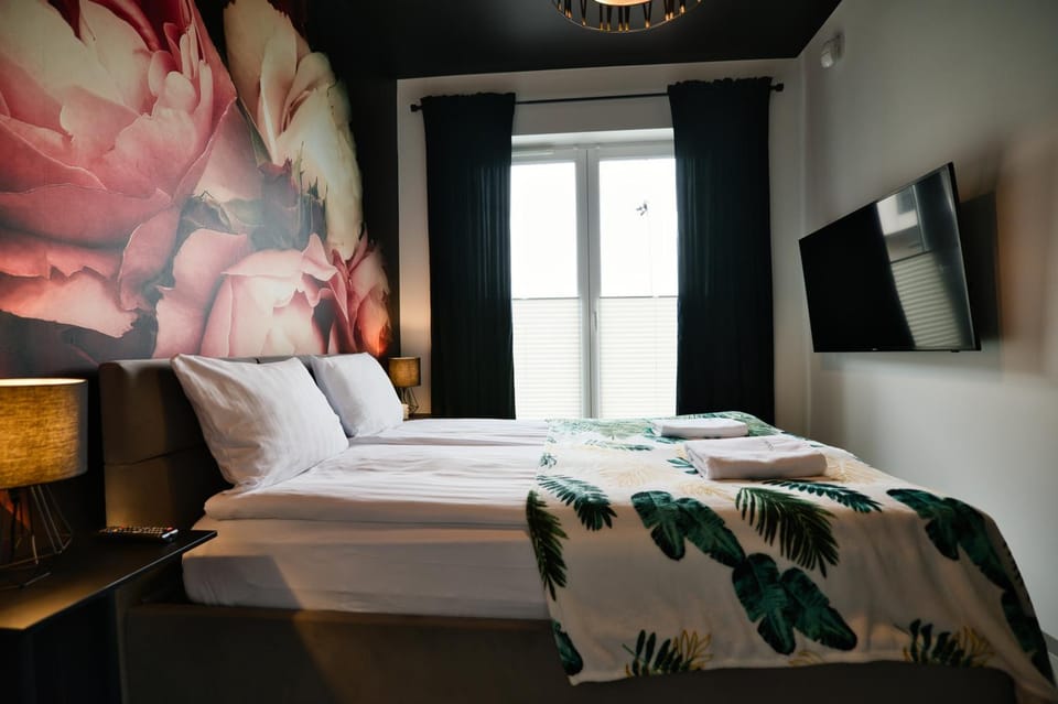 Bed, TV and multimedia, Photo of the whole room, Bedroom, towels