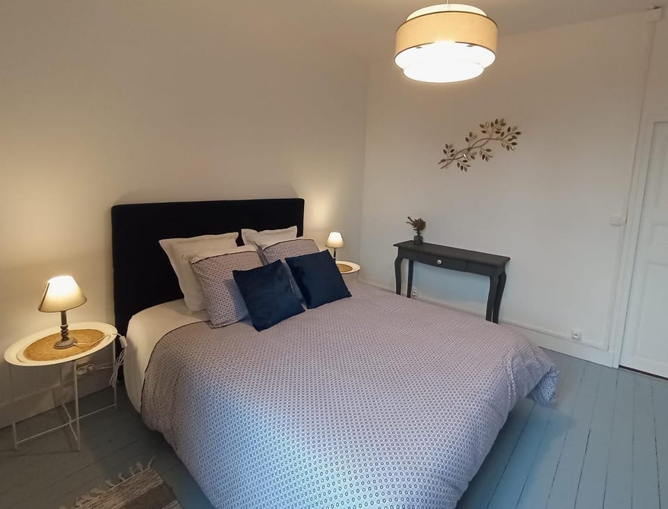 Photo of the whole room, Bedroom