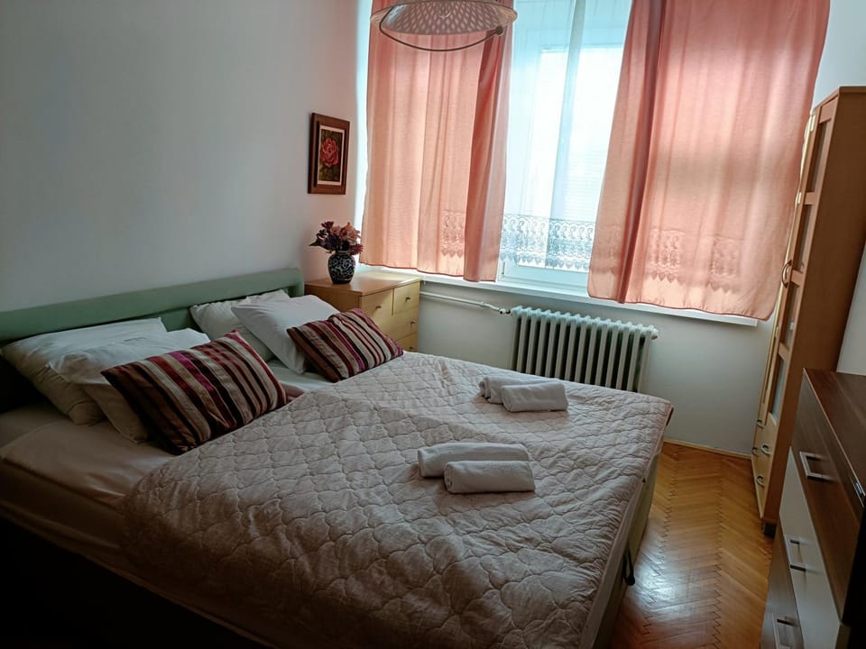 Bed, Photo of the whole room, internet, towels